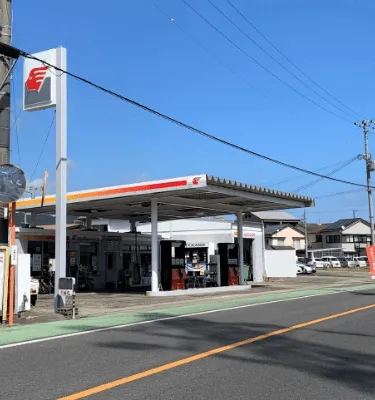 晴れた日に宮本産業のガソリンスタンドが青空の下で営業している写真